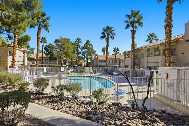 Building Photo - 2 bed, 2 bath Condo Right outside of Summerlin!