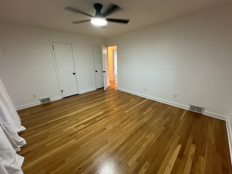 Building Photo - 547 Greenhurst Dr