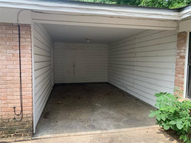 Building Photo - 1900 Fairlawn Ln