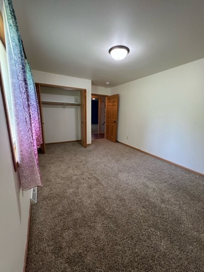 Building Photo - BEAUTIFUL & SPACIOUS 4 BEDROOM/2.5 BATH DU...