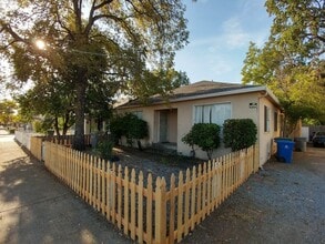 Building Photo - Duplex for Rent in Redding CA | Near Downtown, Laundry Hookups, Yard