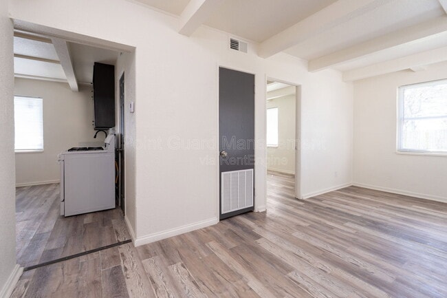 Building Photo - 1325 W Dora St