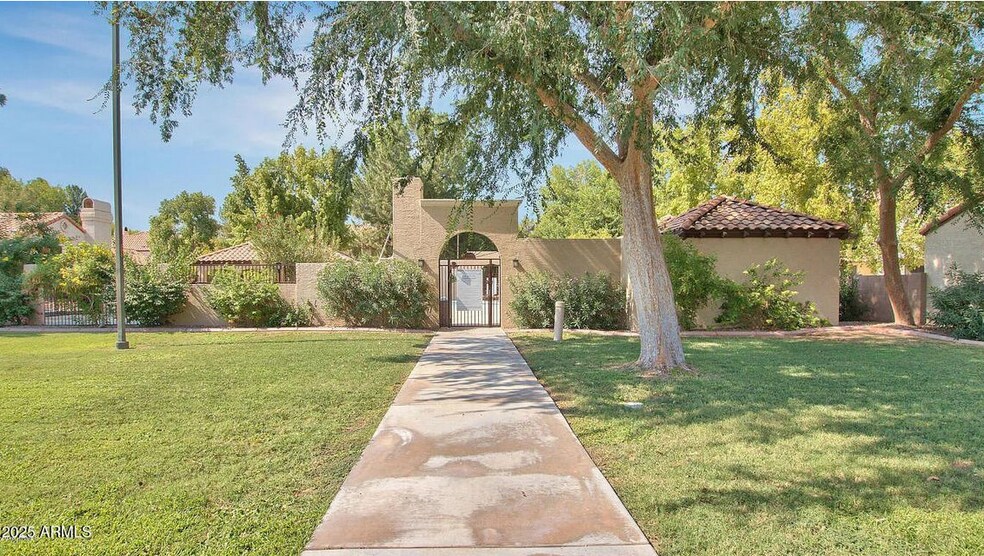 Building Photo - 921 W University Dr