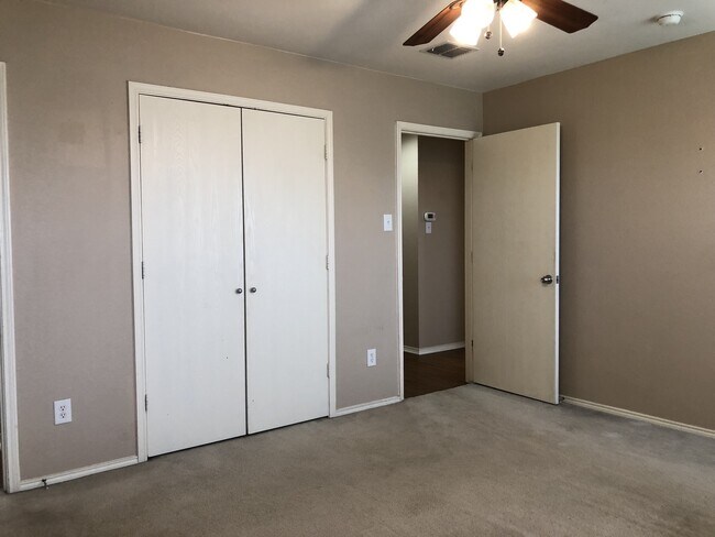 Building Photo - 2 bedroom 2 Bath Duplex in Crowley