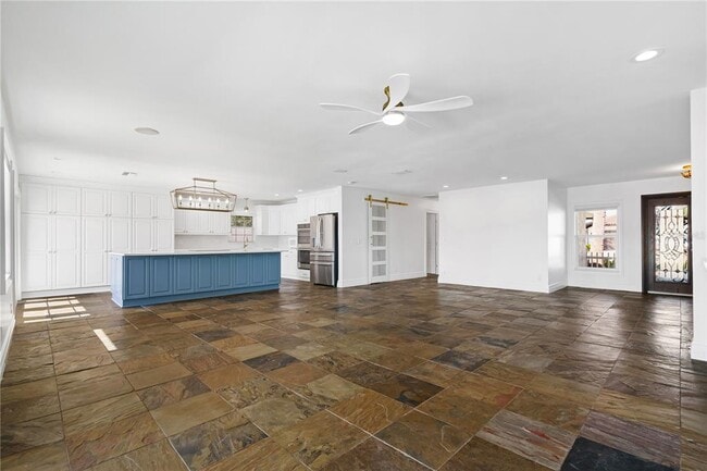 Building Photo - 3924 Versailles Dr