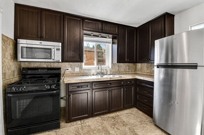 Building Photo - 4 bedroom, 2 bath home in Park Hill