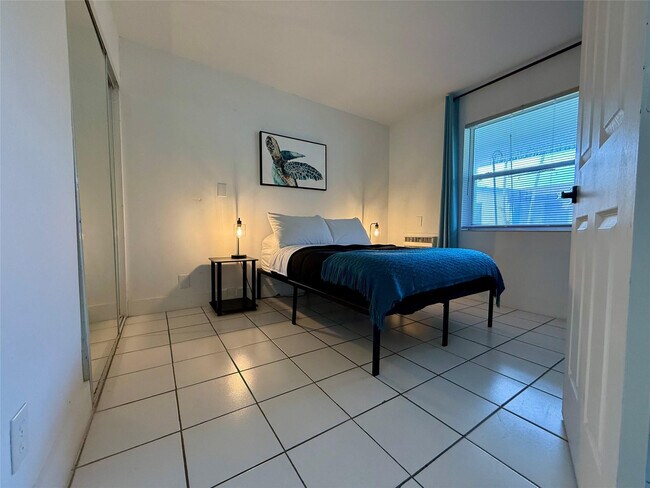 Building Photo - 3208 Canal Dr