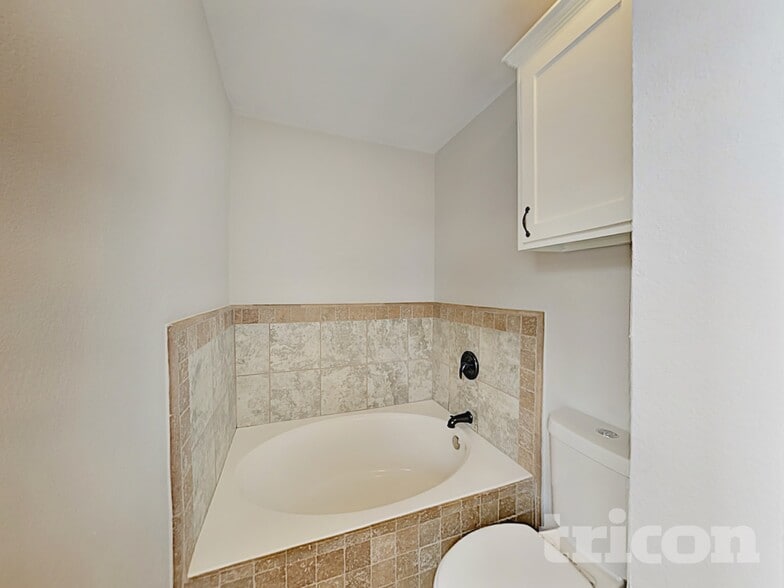 Building Photo - 4000 Sapphire Ln