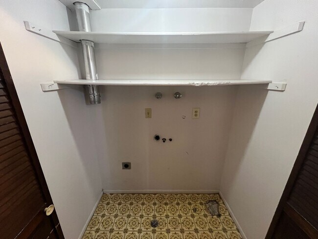 Building Photo - Union Park Apartment- Pics Coming Soon!