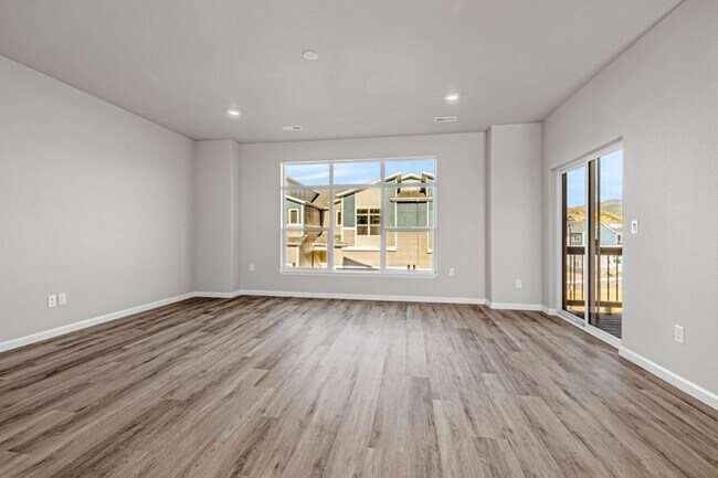 Building Photo - Luxury 4 Bed Townhome for Rent | Mountain Views, Central Location & Modern Design
