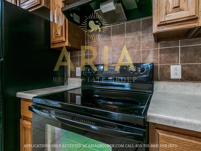 Building Photo - *611-613 Welston Cr.