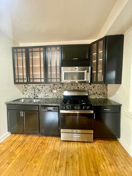 Building Photo - 3549 W Dickens Ave