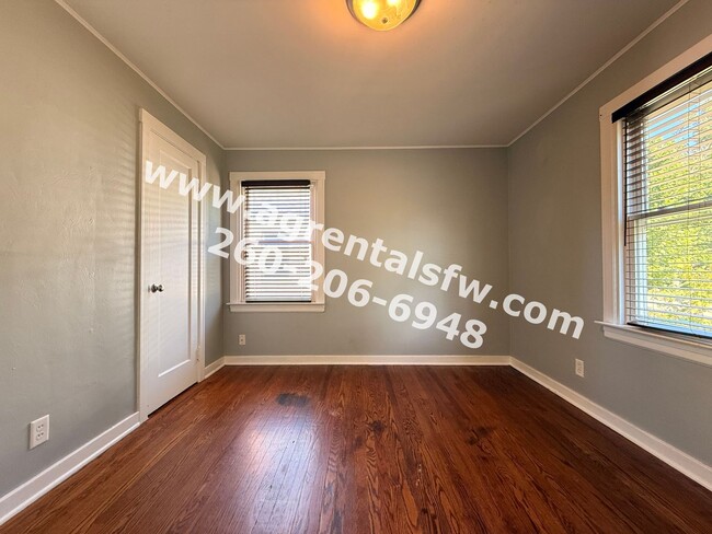 Building Photo - 522 Curdes Ave