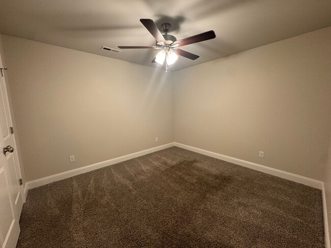 Building Photo - 5 Bedroom 2 Bathroom Home for Rent close t...