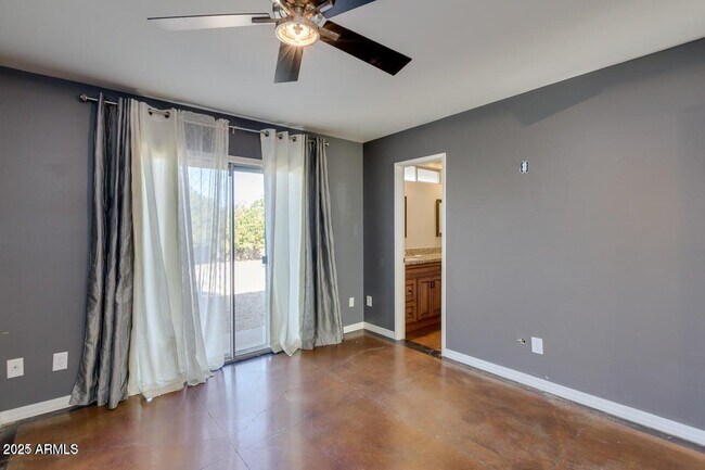 Building Photo - 3832 E Bloomfield Rd