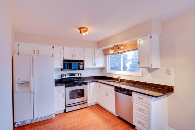 Building Photo - Rochester Hills 3 Bedroom Detached Condo