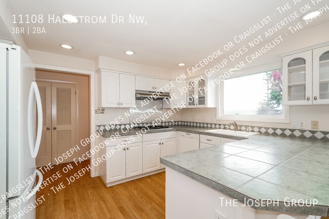 Building Photo - 11108 Hallstrom Dr