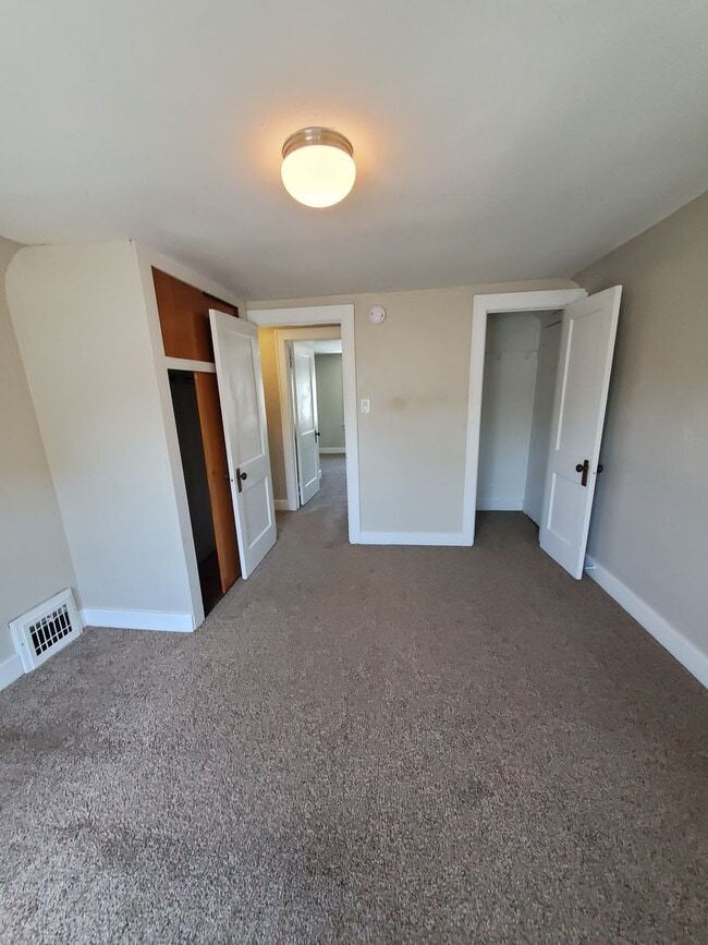 Building Photo - 3 Bedroom 1 Bath House in Rock Island