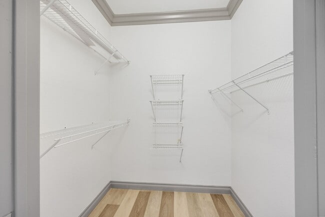 Building Photo - Gorgeous highly upgraded 2 bedroom condo