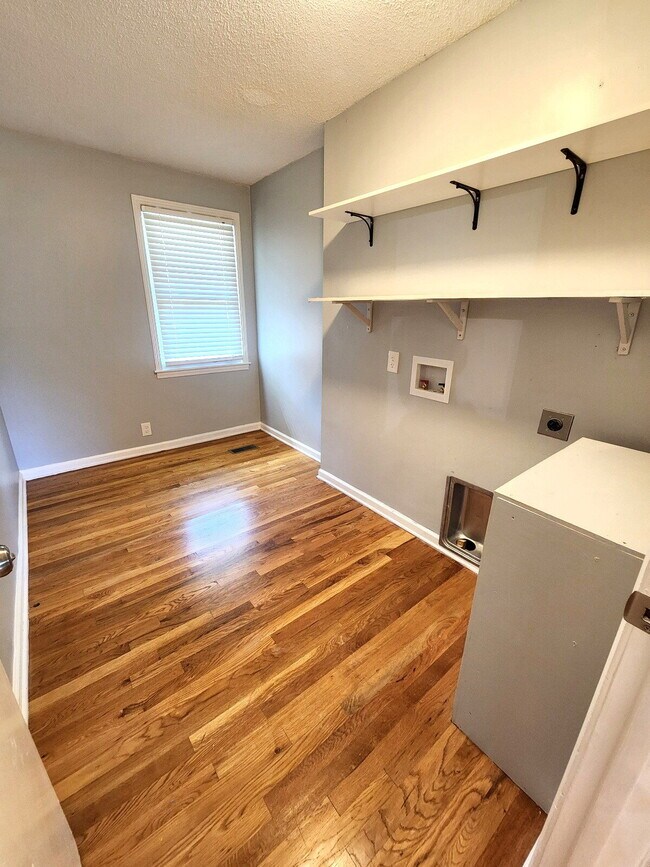 Building Photo - NEWLY REMODELED 3BR, 2BA Duplex Unit in He...
