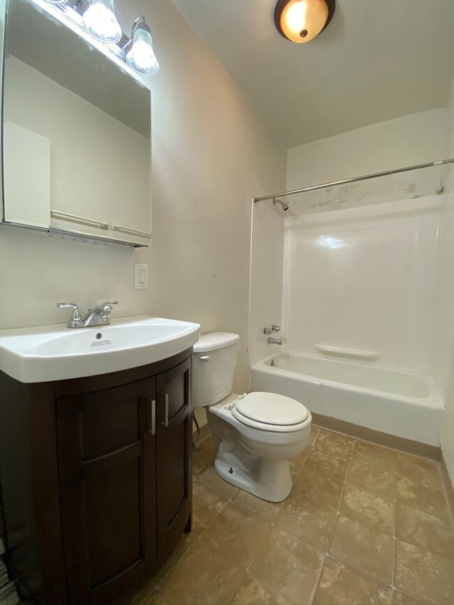 Building Photo - South Oakland 2BR Duplex with Back Yard Sp...