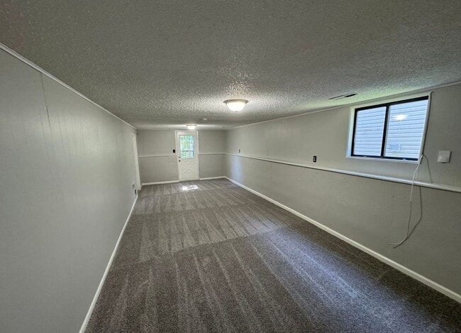 Building Photo - Spacious 2 bedroom / 1 bathroom duplex in ...
