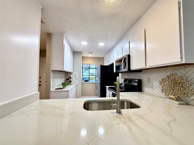 Building Photo - 7122 Wood Hollow Dr