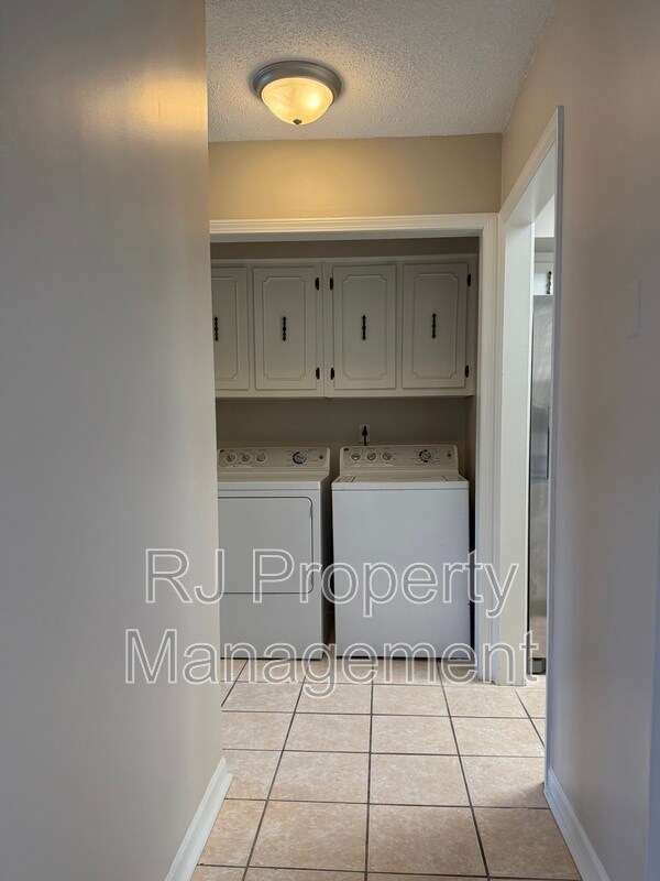 Building Photo - 3400 Lord Dunmore Cove