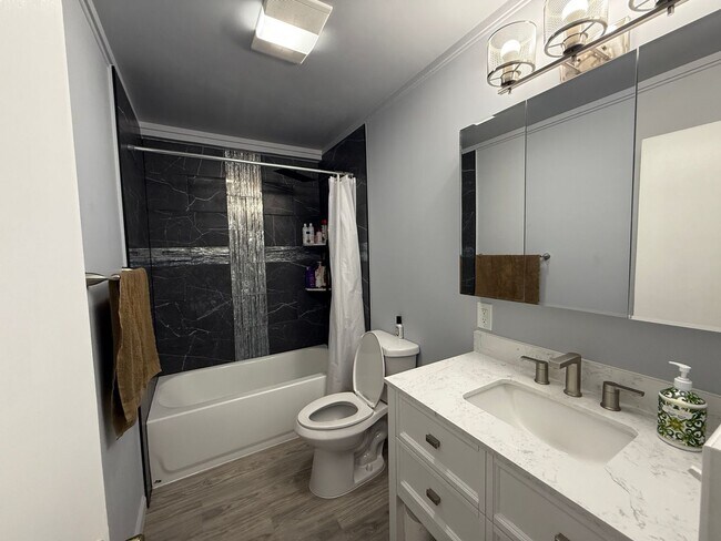 Building Photo - Ewa Beach- 8 bedrooms/4 baths/Carport/Spac...