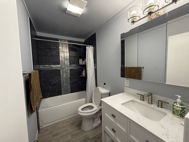 Building Photo - Ewa Beach- 8 bedrooms/4 baths/Carport/Spacious Yard