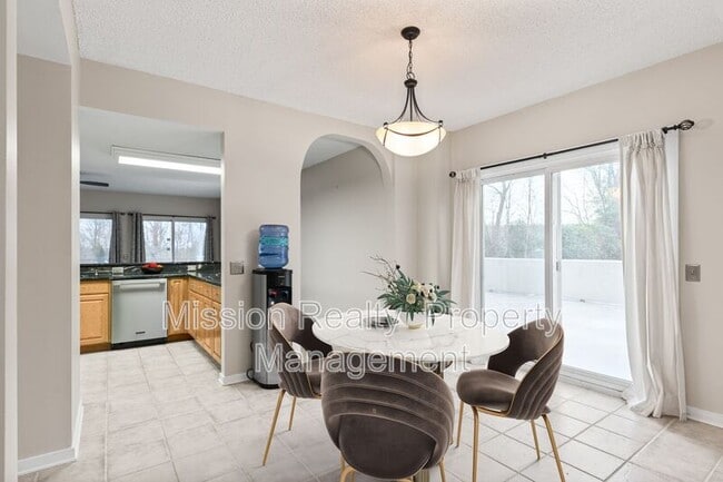 Building Photo - 301 Beacon Ridge Dr