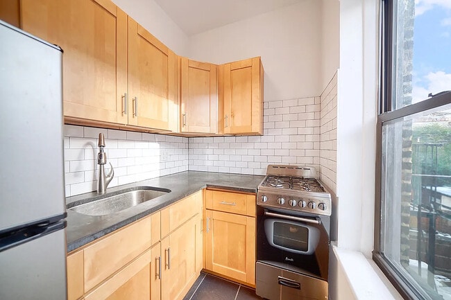 Building Photo - 676 Degraw St