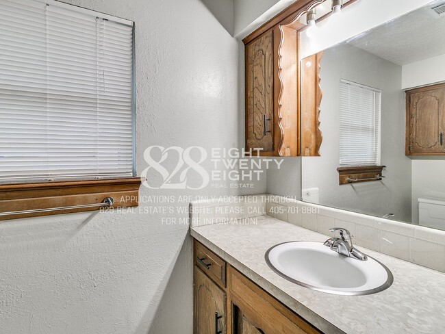 Building Photo - *COMING MAY 2026* Charming 3 Bed/1.5 Bath Single Family Home in West Norman