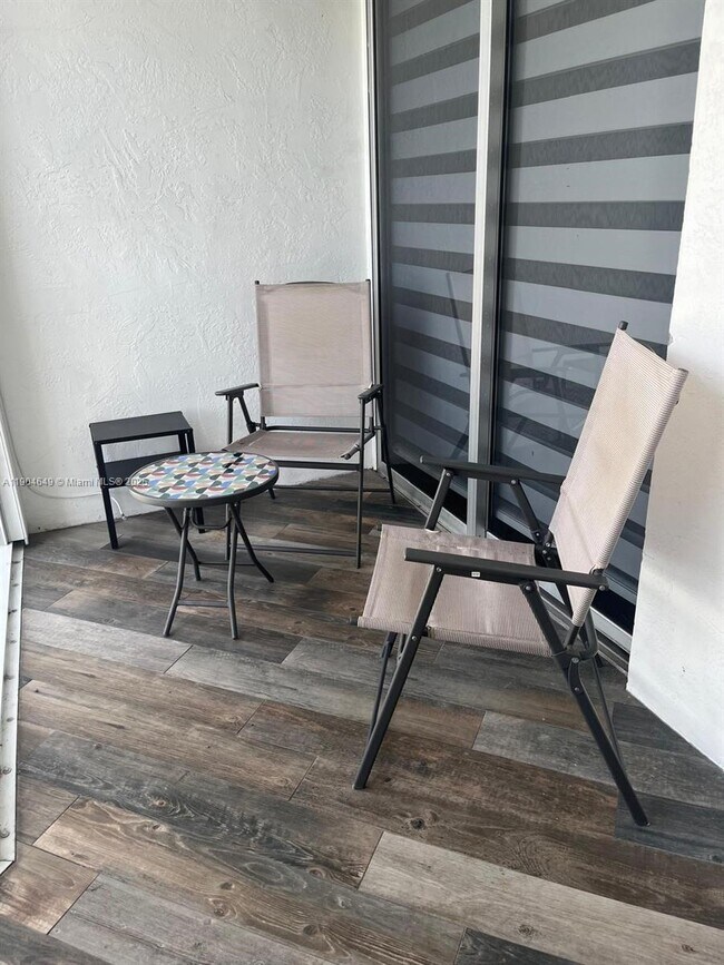 Building Photo - 1700 NW N River Dr