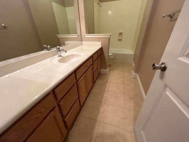 Building Photo - Nice Oakdale home on corner lot