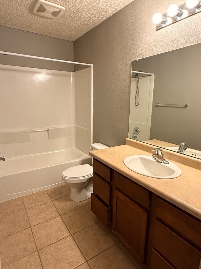 Building Photo - 2103 N Ensenada Cir SE