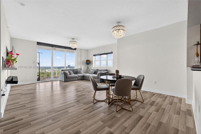 Building Photo - 15051 Royal Oaks Ln