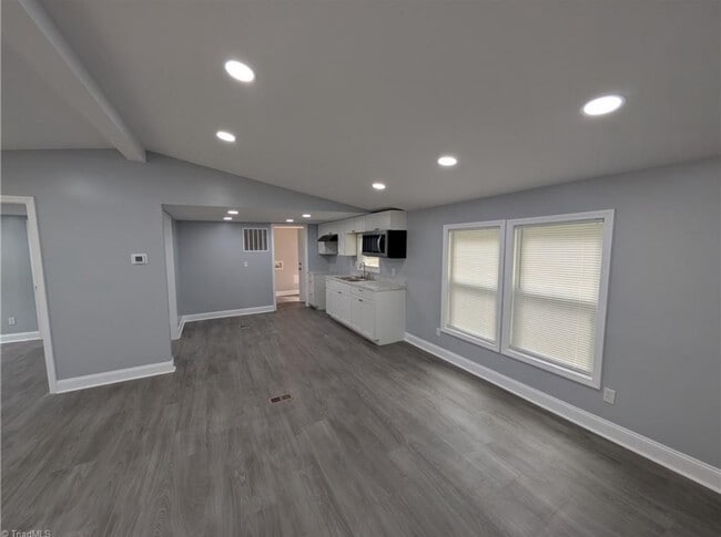 Building Photo - 344 Wilshire Dr