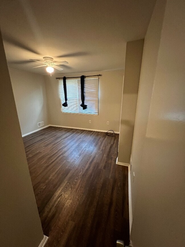 Building Photo - 920 Homberg Ave