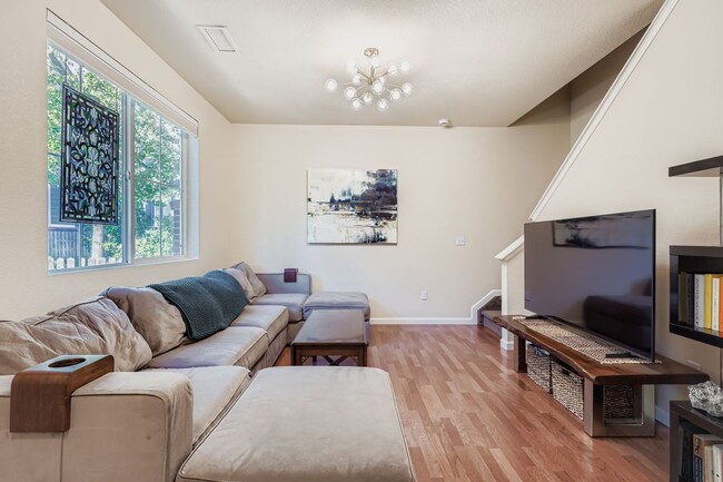 Building Photo - MOVE IN  SPECIAL