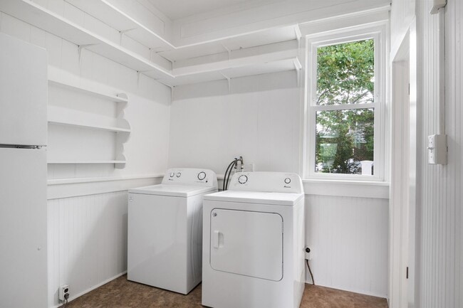 Building Photo - 4 to 5 bed / 2 Bath Just remodeled