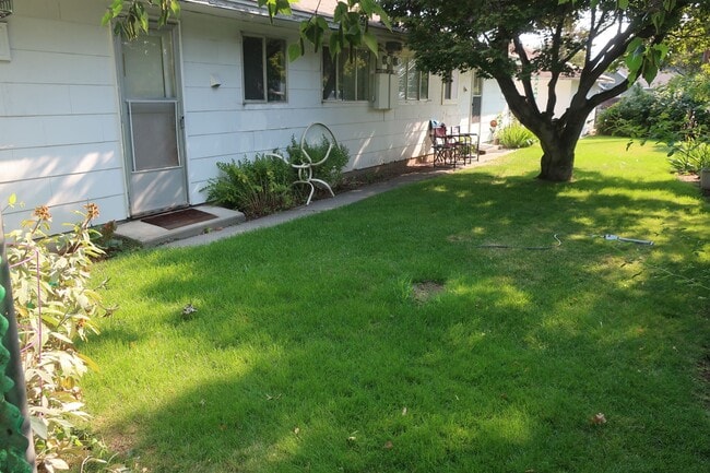 Building Photo - 121 N Miller St