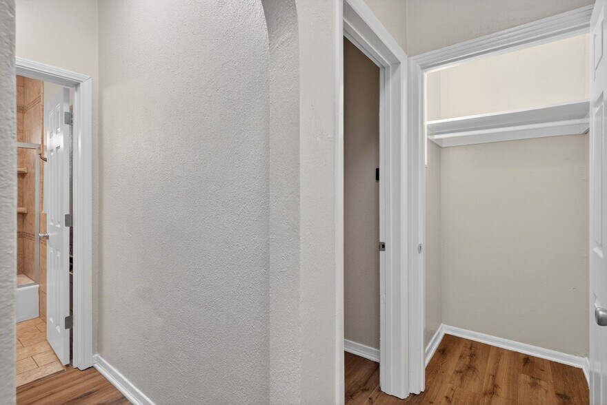 Building Photo - 1324 N Peterson Ave