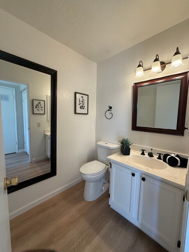 Building Photo - Light-Filled Modern 3 Bedroom Townhome
