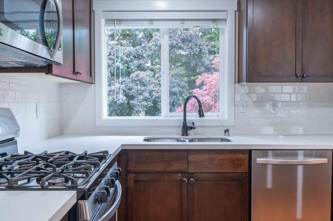 Building Photo - 4bed/3bath home in Finn Hill