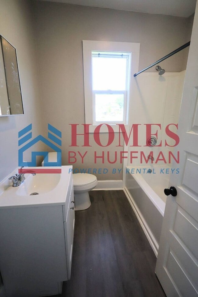 Building Photo - Two Bedroom House | Off Street Parking