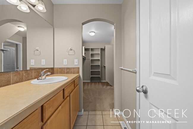 Building Photo - Quiet Abode in Prime Location with Easy Ac...
