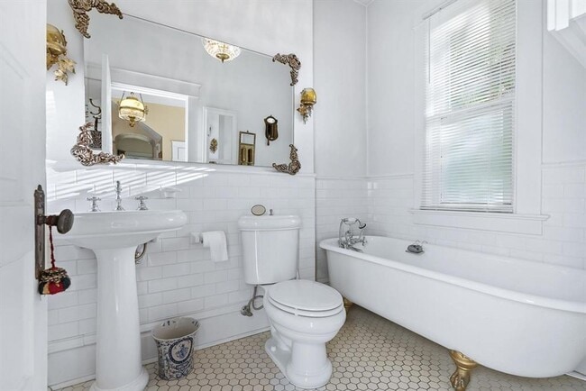 Building Photo - Historic Queen-Anne Style Home