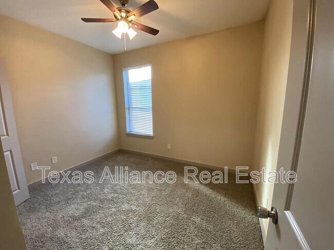 Building Photo - 3625 Valley Vista Dr