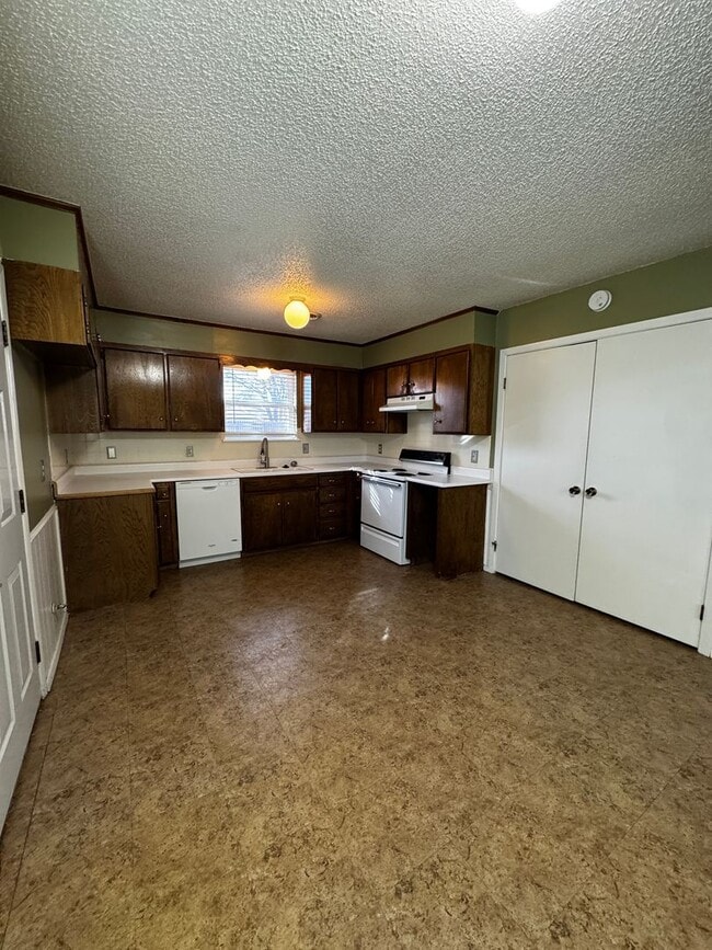 Building Photo - Large 2bedroom 2bathroom CH/A 2 car garage